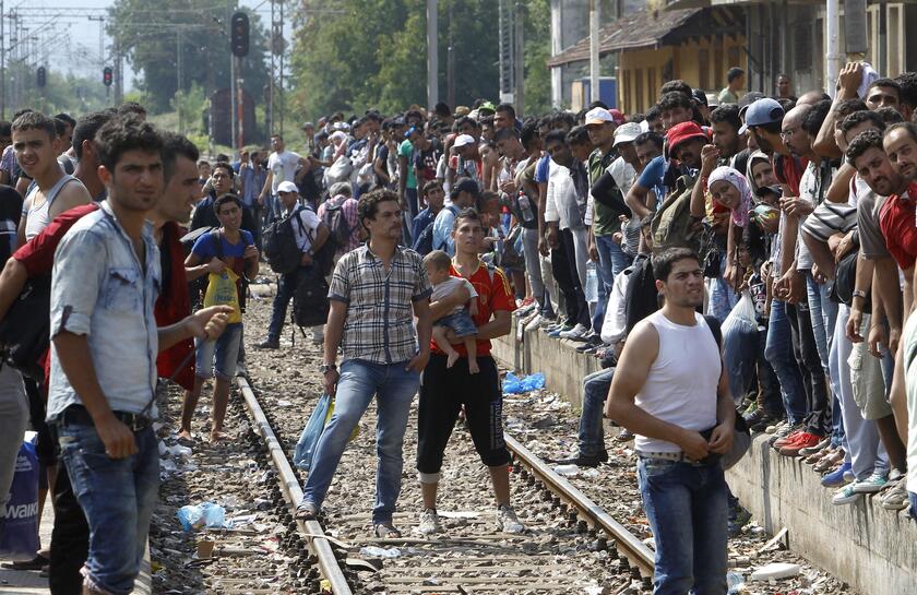 Macedonia: scene drammatiche immigrati che assaltano treni © ANSA/AP