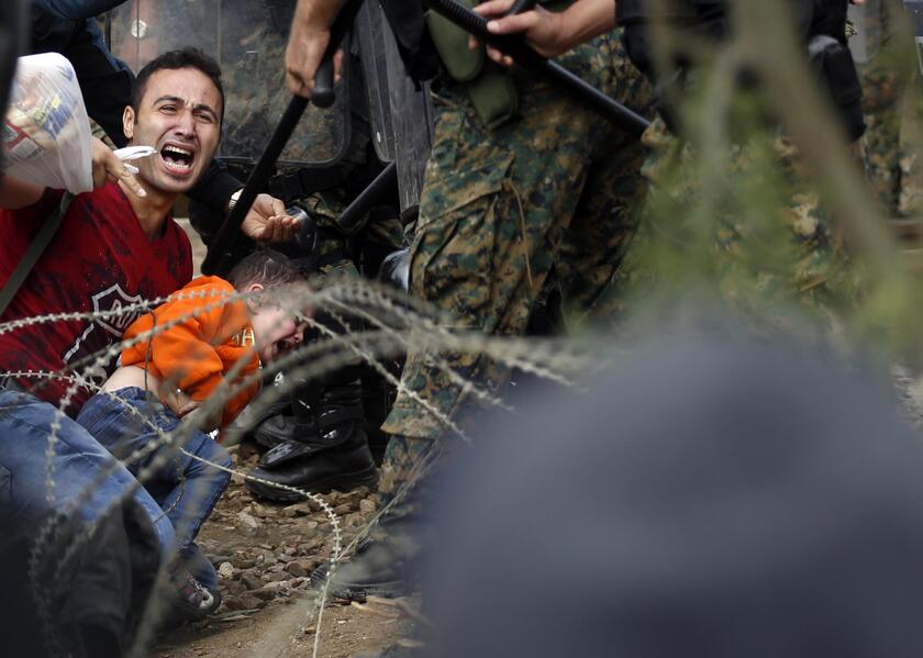 Immigrazione: Macedonia;scontri con polizia,8 feriti © ANSA/AP