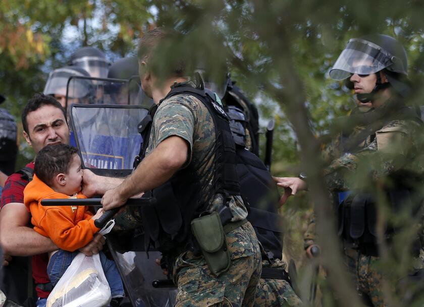 Immigrazione: Macedonia;scontri con polizia,8 feriti © ANSA/AP