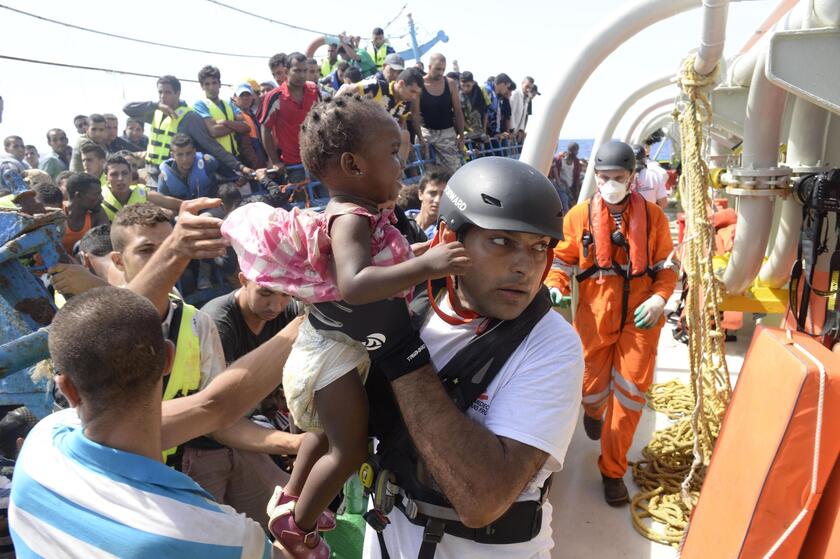 Immigrazione: oltre 700 profughi tratti in salvo da nave Msf - ALL RIGHTS RESERVED