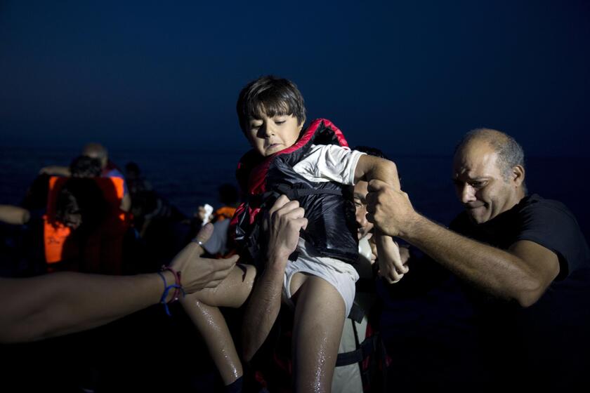 Migranti: raccolti 80.000 capi per profughi e senzatetto © ANSA/AP