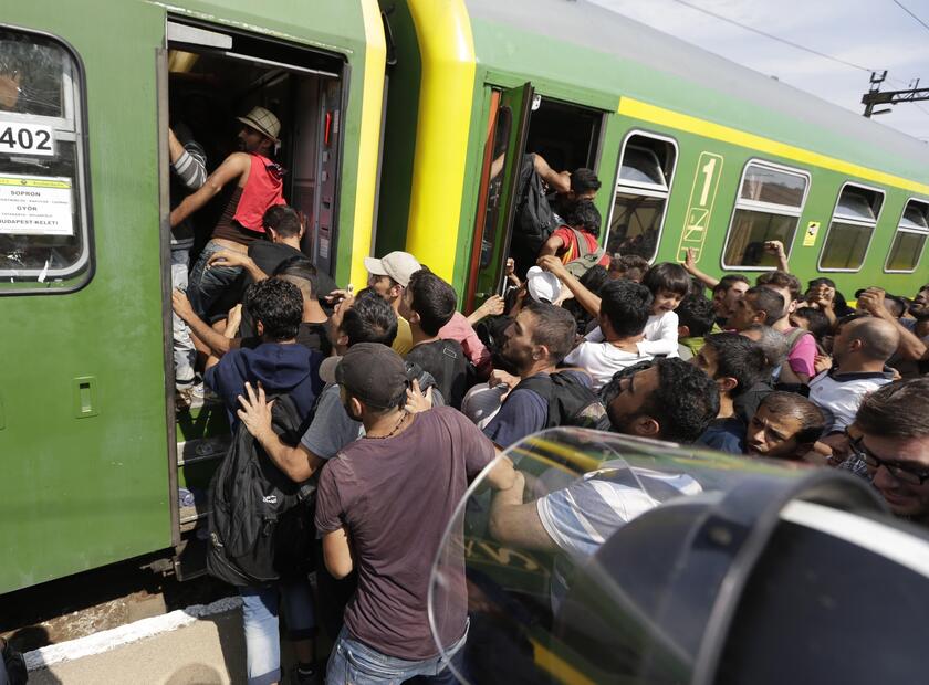 Immigrazione: treno da Budapest si ferma a campo profughi © ANSA/AP