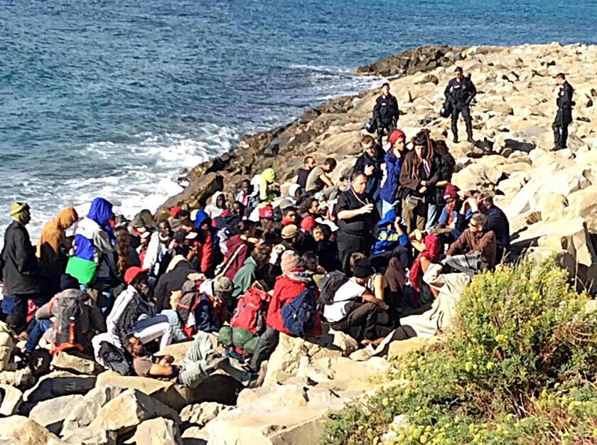 Migranti Ventimiglia, profughi lasciano scogli - ALL RIGHTS RESERVED