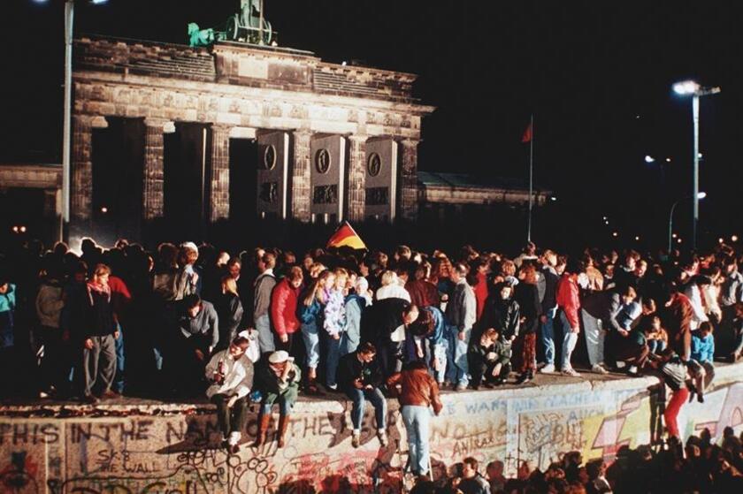 Berlino, novembre 1989. Il Governo della DDR decreta l 'apertura delle frontiere con la repubblica federale tedesca, la caduta del Muro di Berlino. ANSA - RIPRODUZIONE RISERVATA