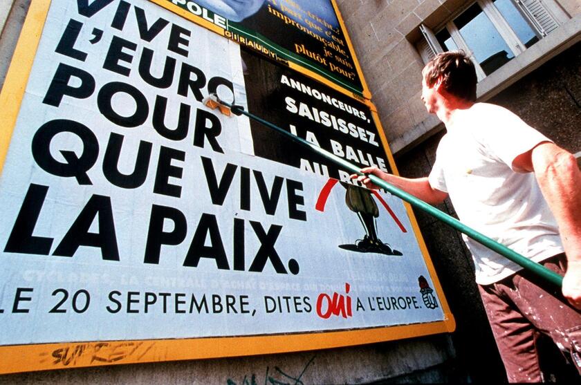 Francia, 20 settembre 1992 - Manifesti elettorali per il referendum sul Trattato di Maastricht. Il referendum, voluto dal Presidente della Repubblica Francois Mitterand, passa di strettissima misura, con il 51,05% di voti. ANSA - RIPRODUZIONE RISERVATA