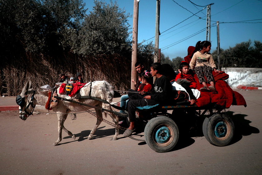 I palestinesi di Gaza fuggono anche dai campi per rifugiati - RIPRODUZIONE RISERVATA