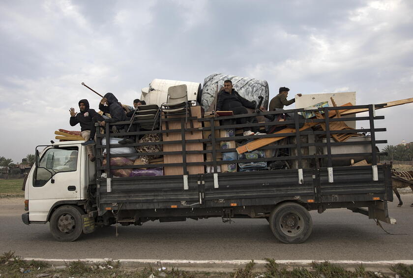 Displaced Palestinians make their way to Rafah after Isralei warnings of increased military operations © ANSA/EPA