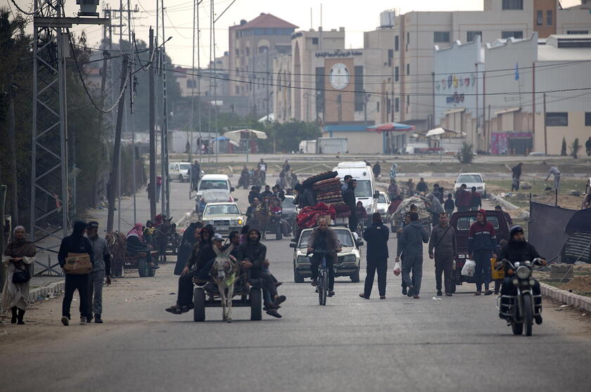 Displaced Palestinians make their way to Rafah after Isralei warnings of increased military operations © ANSA/EPA