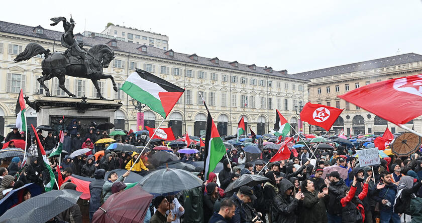 Bajo la lluvia, marcha en Turín por el Día del Trabajador