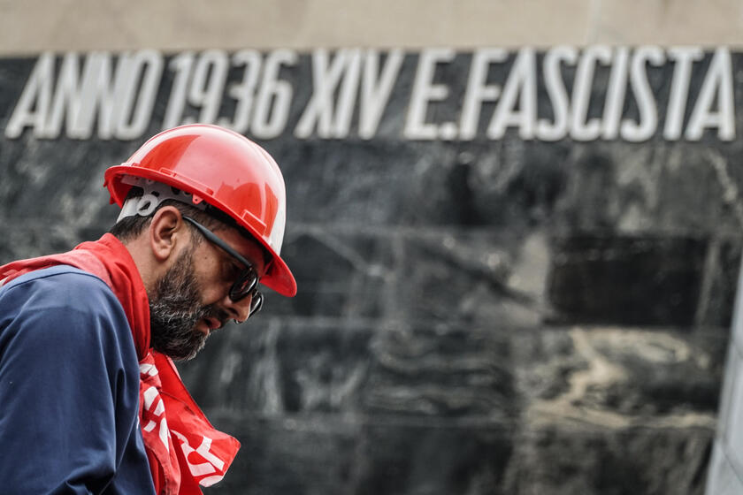 En Nápoles echan pintura roja contra la sede de los industriales
