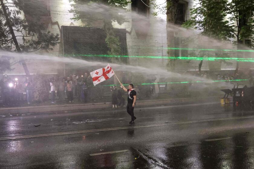 Camiones hidrantes contra los manifestantes en Georgia