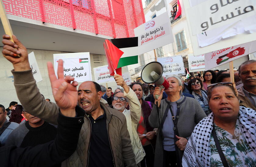 Tunecinos en las calles por el 1° de Mayo