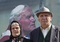Kudina e Franco Doci, albanesi, posano per una foto davanti alla gigantografia di Giovanni Paolo II in piazza San Pietro © Ansa