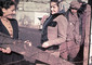 Kutno (distretto del Wartheland), 1940: ebrei fotografati dietro al recinto in legno e filo spinato  del ghetto. Fotografo: Hugo Jaeger Timepix/Time Life Pictures/Getty Images © Ansa