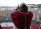 Papa Benedetto XVI alla sua prima apparizione sulla Loggia delle benedizioni della Basilica di San Pietro, subito dopo l'elezione © Ansa