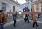 I giovani del Centro S. Lorenzo portano la croce delle GMG donata loro da Giovanni Paolo II come ogni giorno in piazza San Pietro per recitare il rosario © Ansa
