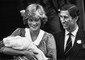 Lady Diana e il Principe Carlo di Inghilterra escono dal St. Mary's Hospital con il primogenito  William nato durante la notte del 21 giugno 1982 a Londra, 22 giugno 1982 © Ansa