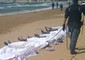 I corpi dei migranti morti nel nafragio del barcone a Scicli © Ansa