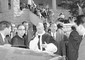 Papa Paolo VI dopo la visita alla Cappella della Redenzione a Gerusalemme. 5 gennaio 1964 © Ansa