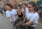 Volontari al lavoro per liberare le strade dal fango dopo l'alluvione che ha colpito Genova, 11 ottobre 2014. ANSA/ PAOLO ZEGGIO © ANSA