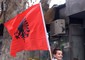 Ragazzino albanese con la bandiera nazionale © Ansa