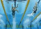 Federica Pellegrini (sinistra) e Camille Muffat (destra) riprese sotto la superficie dell'acqua mentre disputano la finale dei 400 stile libero ai campionati mondiali di Shanghai, in Cina, il 24 luglio 2011 © Ansa