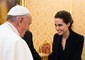 Papa francesco con Angelina Jolie © Ansa