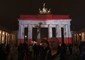 Strage Berlino, Porta di Brandeburgo in nero, rosso e oro © ANSA