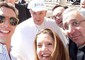 Il selfie di Papa Francesco con gli studenti dell'Istituto Zaccaria di Milano © Ansa