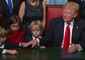 Trump e le prime leggi, nipoti giocano con le sue penne © ANSA