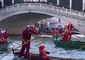 A Venezia la regata in gondola dei Babbo Natale © ANSA