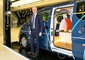 L'amministratore delegato di Nissan Italia Bruno Mattucci e l'ufficio mobile 'e-NV200' © ANSA
