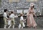 Kate Middleton con i figli e gli altri paggetti della sorella © Ansa