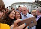 Jeremy Corbyn posa per i selfie di sue sostenitrici © Ansa