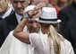 Papa Francesco e la donna con il cappello © Ansa