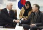 Il vicepresidente americano Mike Pence, a sinistra, stringe la mano a Fred Warmbier, padre di Otto Warmbier, un cittadino americano che è morto l'anno scorso, pochi giorni dopo la sua liberazione dalla prigionia in Corea del Nord © Ansa