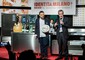 Lo chef Giancarlo Morelli premiato da Alfredo Pratolongo, presidente di Fondazione Birra Moretti © Ansa