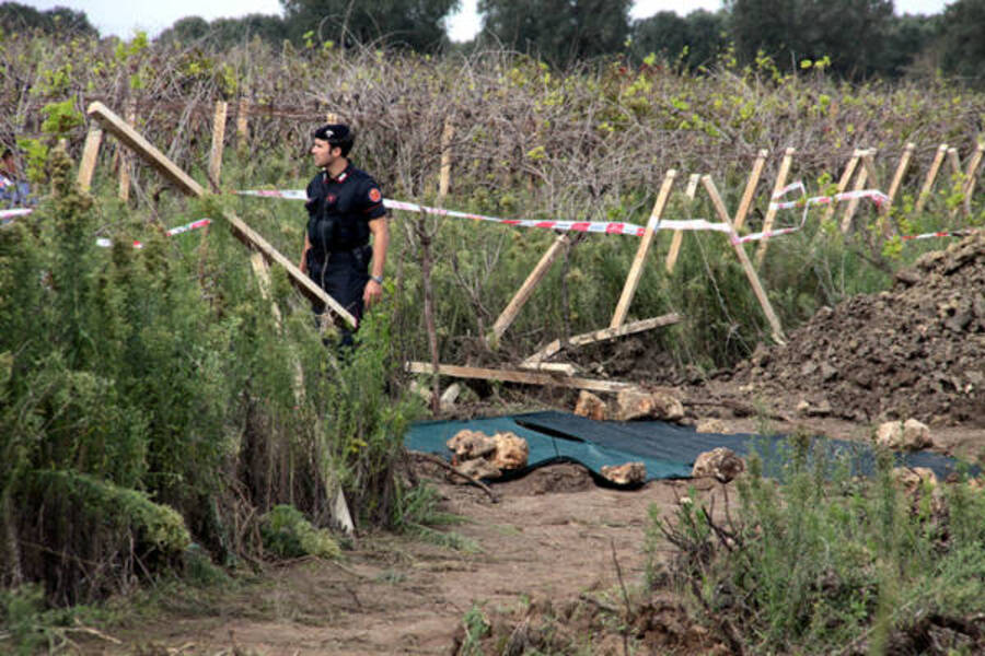 Carabinieri nell'area in cui e' stato trovato il cadavere di Sarah © Ansa