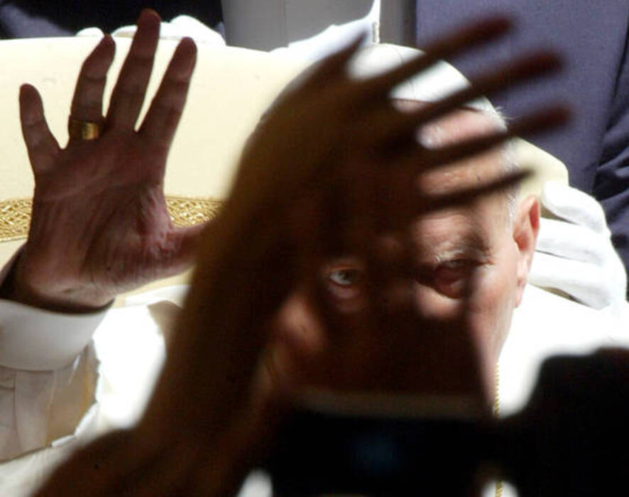 Il volto del Papa attraverso  le mani esultanti  dei fedeli © Ansa