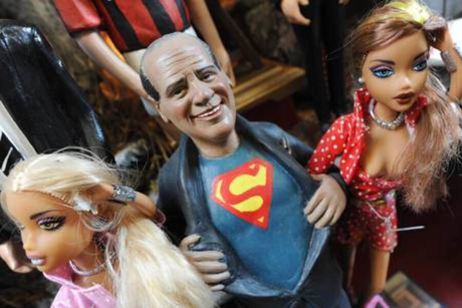 La statuina in terracotta del presidente del Consiglio in versione Superman sottobraccio a due bambole tipo Barbie, una delle quali ha una borsetta con su scritto Ruby. E' questa l'ultima versione di Berlusconi a San Gregorio Armeno © Ansa