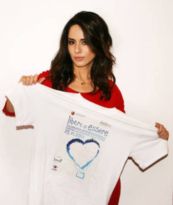 Paola Iezzi con la t-shirt 'Libere di essere' © Ansa