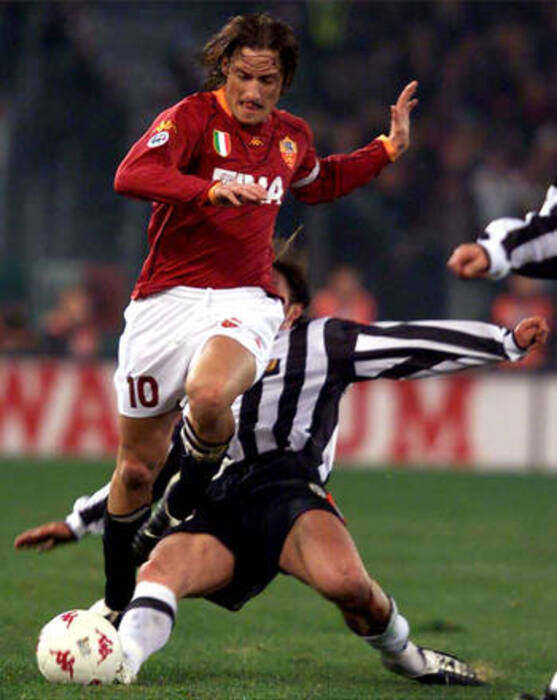 10 febbraio 2002, Francesco Totti contrastato da un giocatore avversario nella partita che termina 0-0 © Ansa
