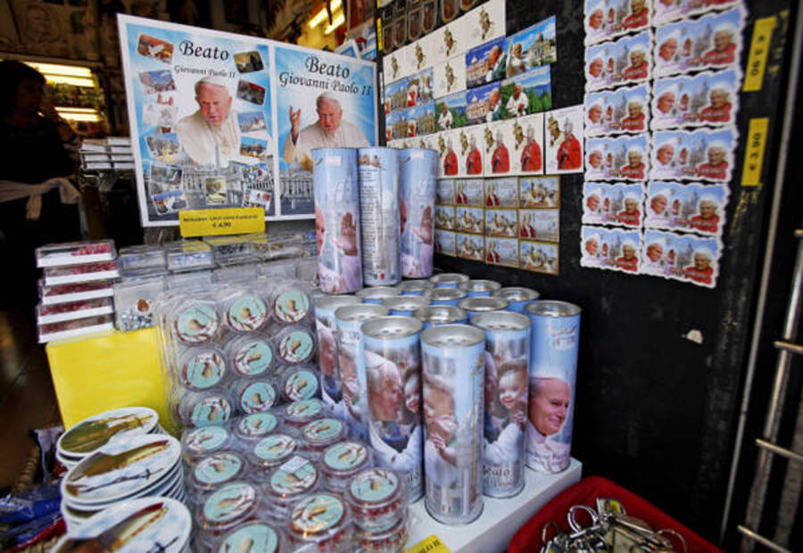 Gadget con l'immagine di Giovanni Paolo II in vendita in via della Conciliazione © Ansa