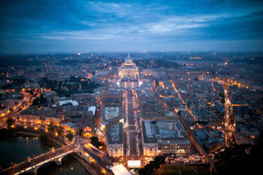 Panorama dall'alto: la zona intorno a San Pietro © Ansa