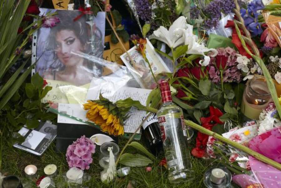 Candele, fiori, foto e tante lacrime per Amy Winehouse, trovata morta nella sua casa a Londra ieri © Ansa
