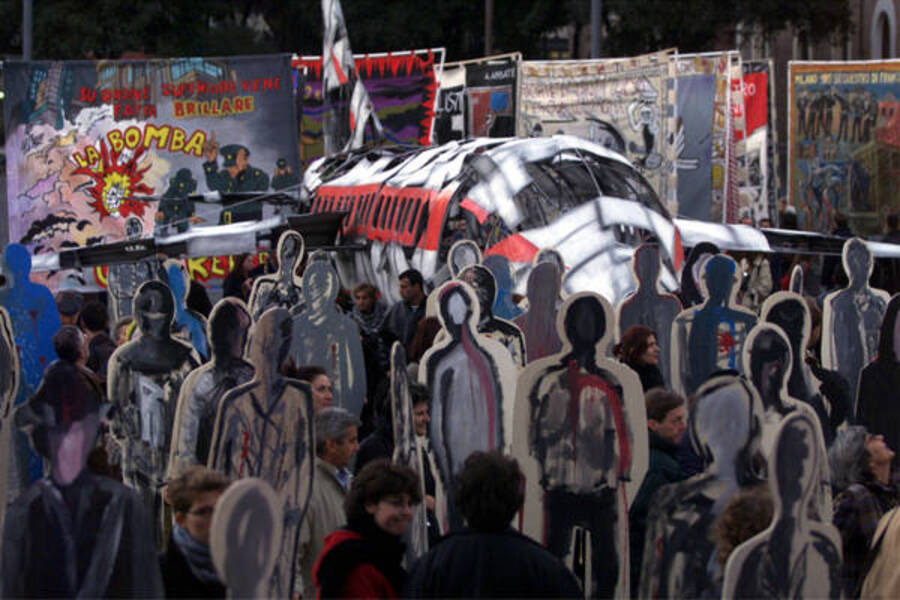 Una riproduzione del dc9 dell' Itavia caduto ad Ustica contornato dalle sagome che rappresentano le vittime delle stragi durante una manifestazione © Ansa