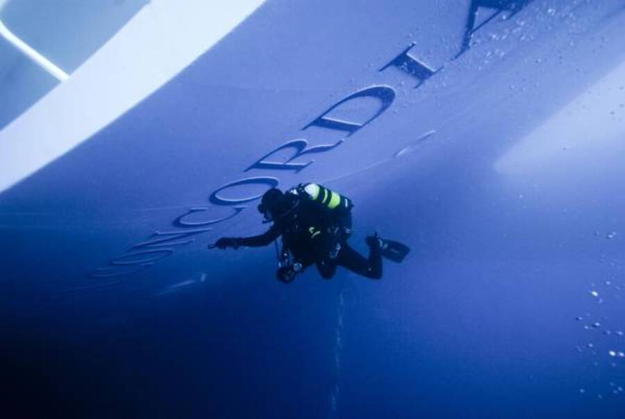 Completato dal Gis dei carabinieri il recupero di tutti i supporti informatici della plancia di comando della nave Costa Concordia © Ansa