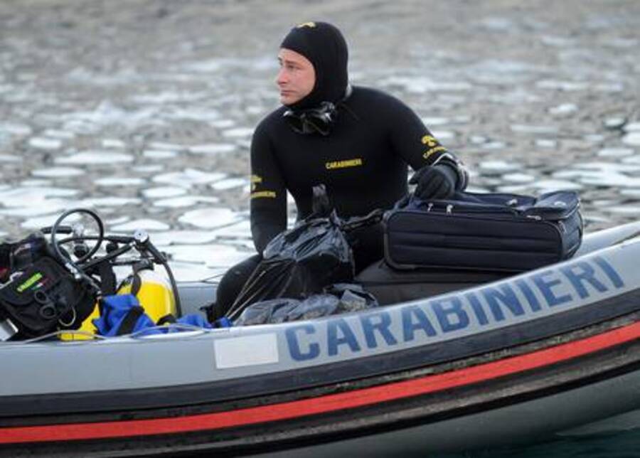 Un sommozzatore dei Carabinieri in attesa di immergersi © Ansa