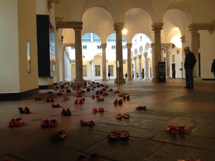 L'installazione 'Zapatos Rojos' © Ansa