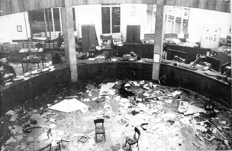 Il luogo dell'esplosione della bomba nel salone della Banca Nazionale dell' Agricoltura a Milano © Ansa